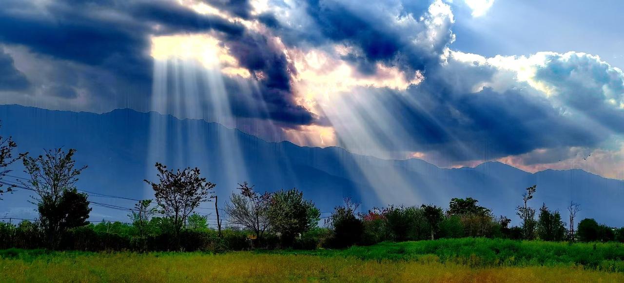 云隙间漏下神明的光束，给山野织银绸，连风都驮着光的碎屑，在草尖跳成星子。
⛰️ 