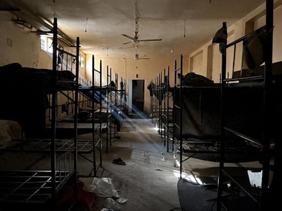 【从清空到爆满，叙利亚监狱沦为新政权追责工具】叙利亚政权更迭后，民众曾奋力清空巴