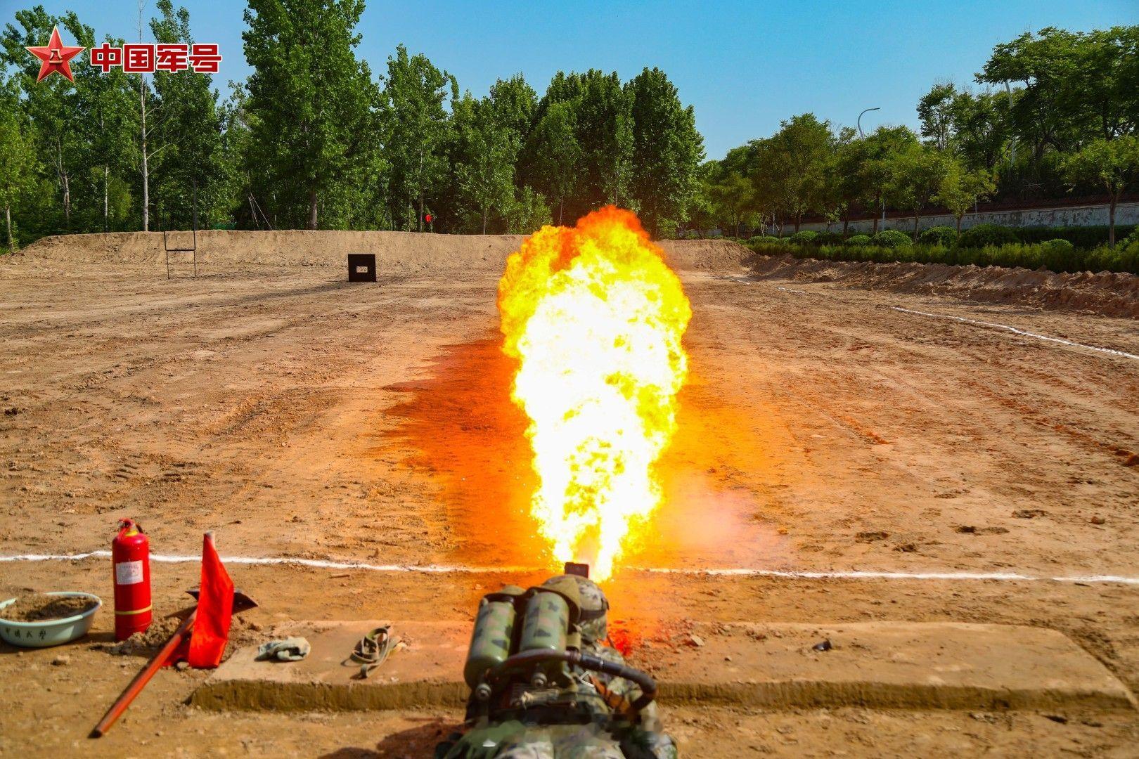 【火龙出击！武警喷火训练现场燃爆了】近日，武警河南总队某部组织开展防化专业喷火器