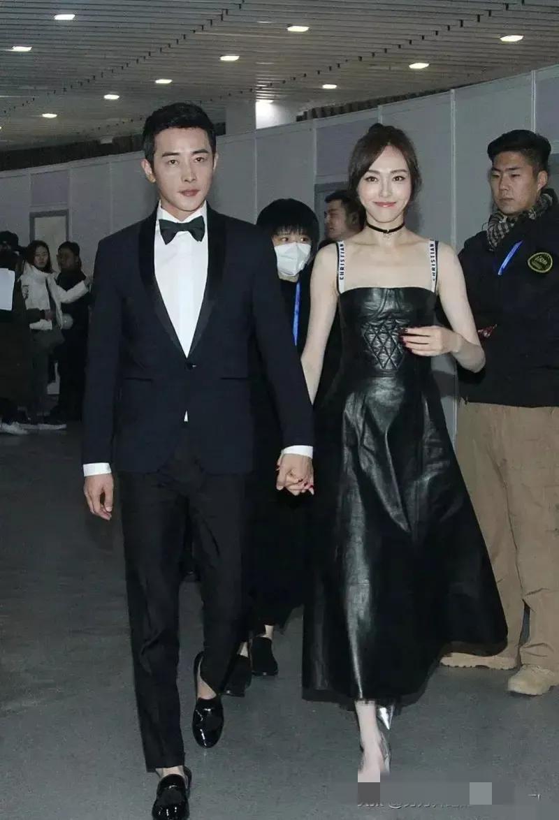 大家有没有发现
唐嫣的肩膀
比罗晋的
还宽
属于五大三粗类型的