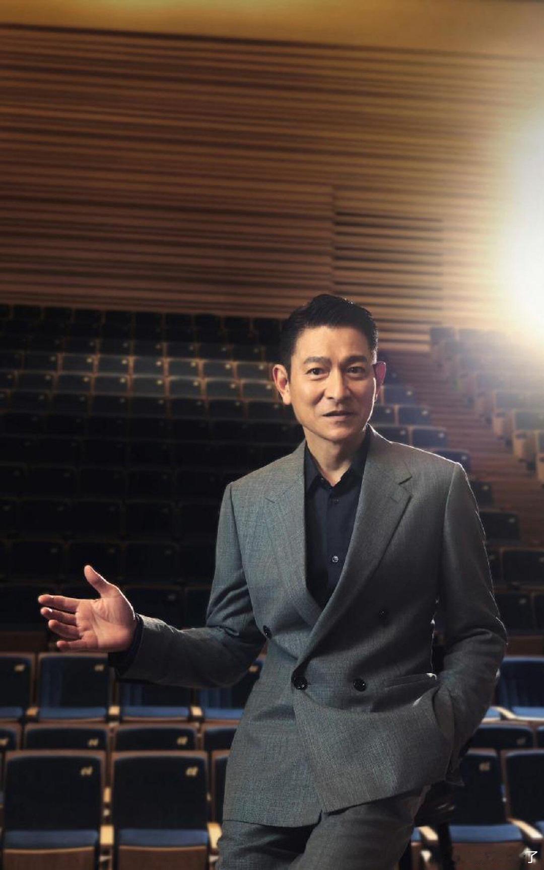 刘德华西装界最严厉的父亲 一看到刘德华穿西装，就知道什么叫真正的型格。那剪裁跟量
