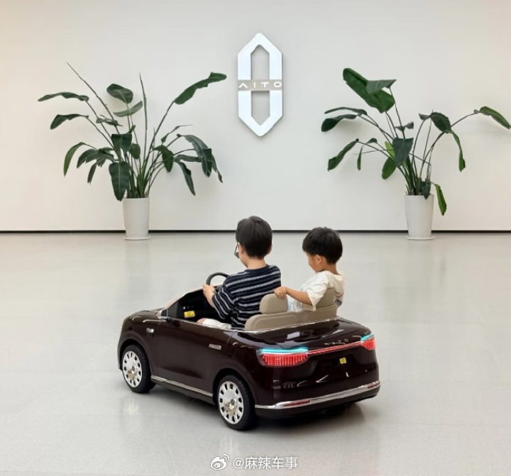 迷你问界M9敞篷版！问界儿童车即将上市 盲猜一个价格：2999元。 