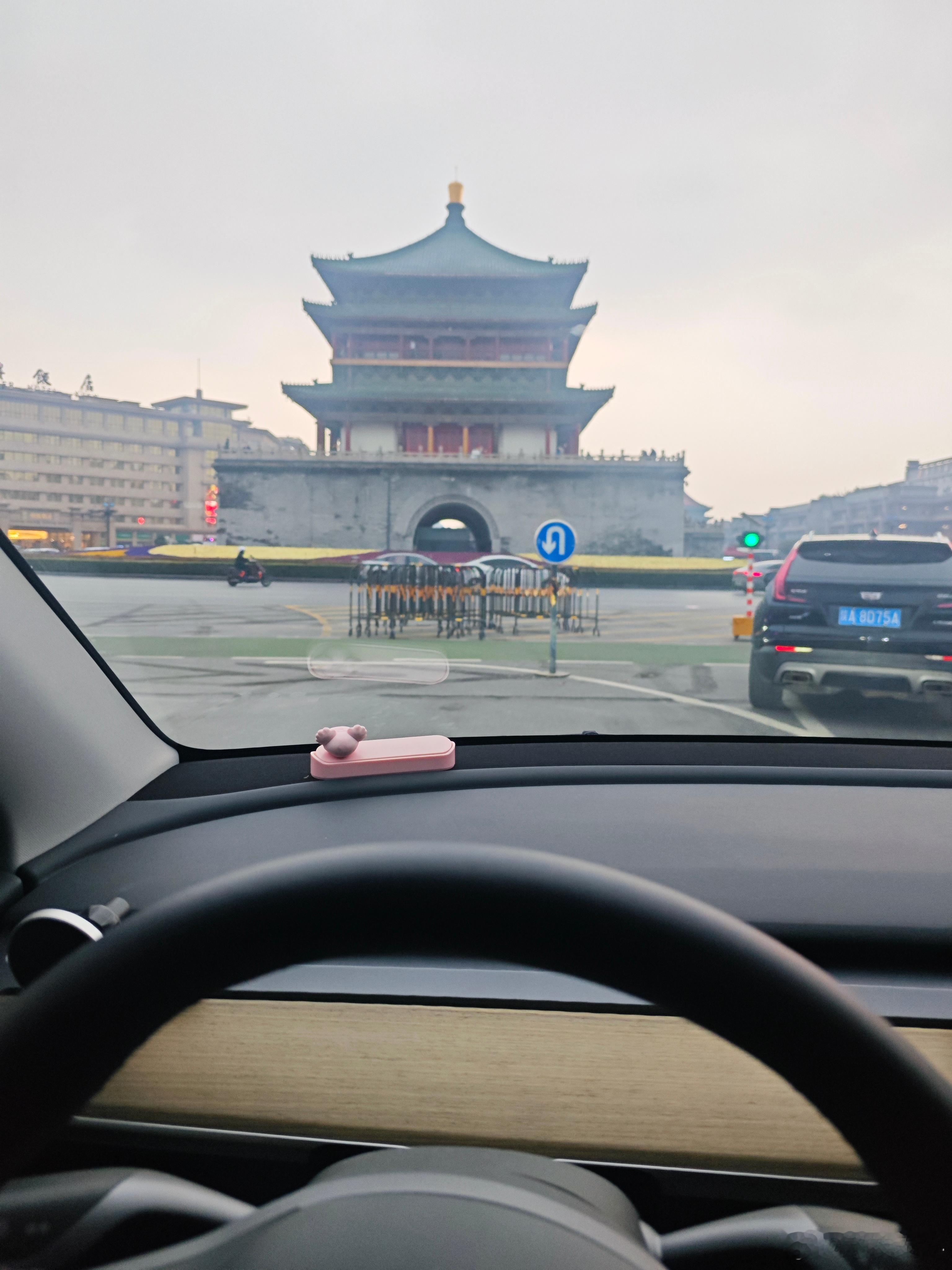 好久没路过钟楼了，冬天还是多开开特斯拉，座椅和方向盘加热的速度优势就体现出来了，