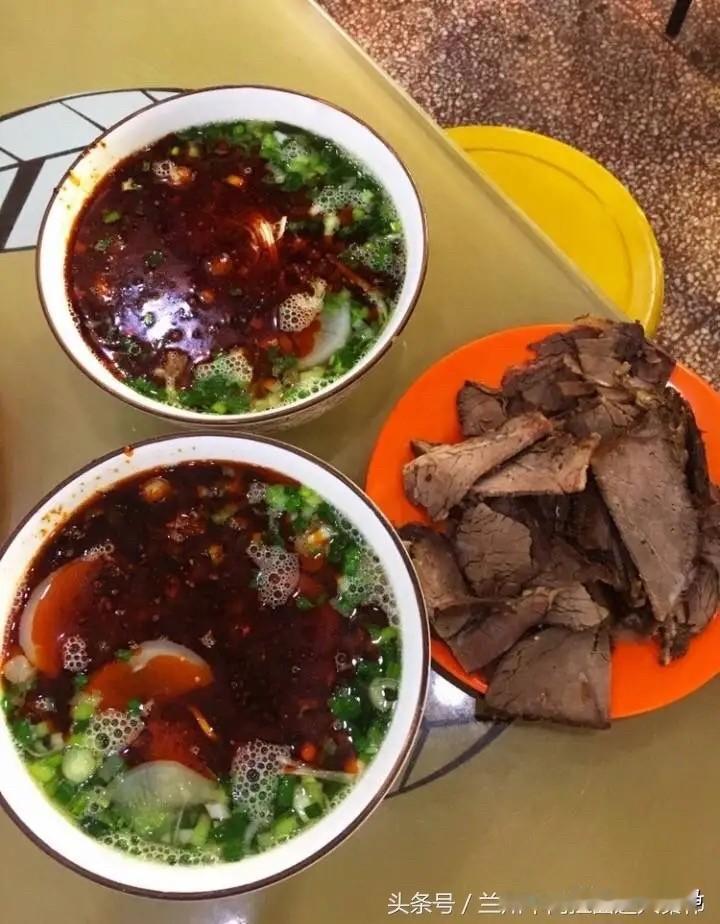 我的家乡甘肃兰州的牛肉面，那可是一绝！在兰州，没人叫它“兰州拉面”，都叫“牛肉面
