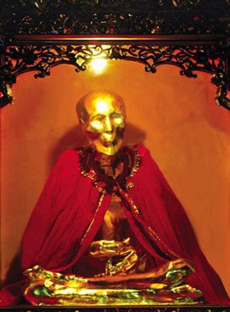 1996年，山西一老汉在山洞里发现十几尊佛像。

这些佛像层层叠叠堆在cave深