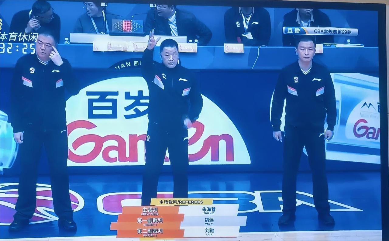 四川男篮成都迎战山东高速，本赛季五一胜绩28连败的他们，已经把自己的球迷打跑了，