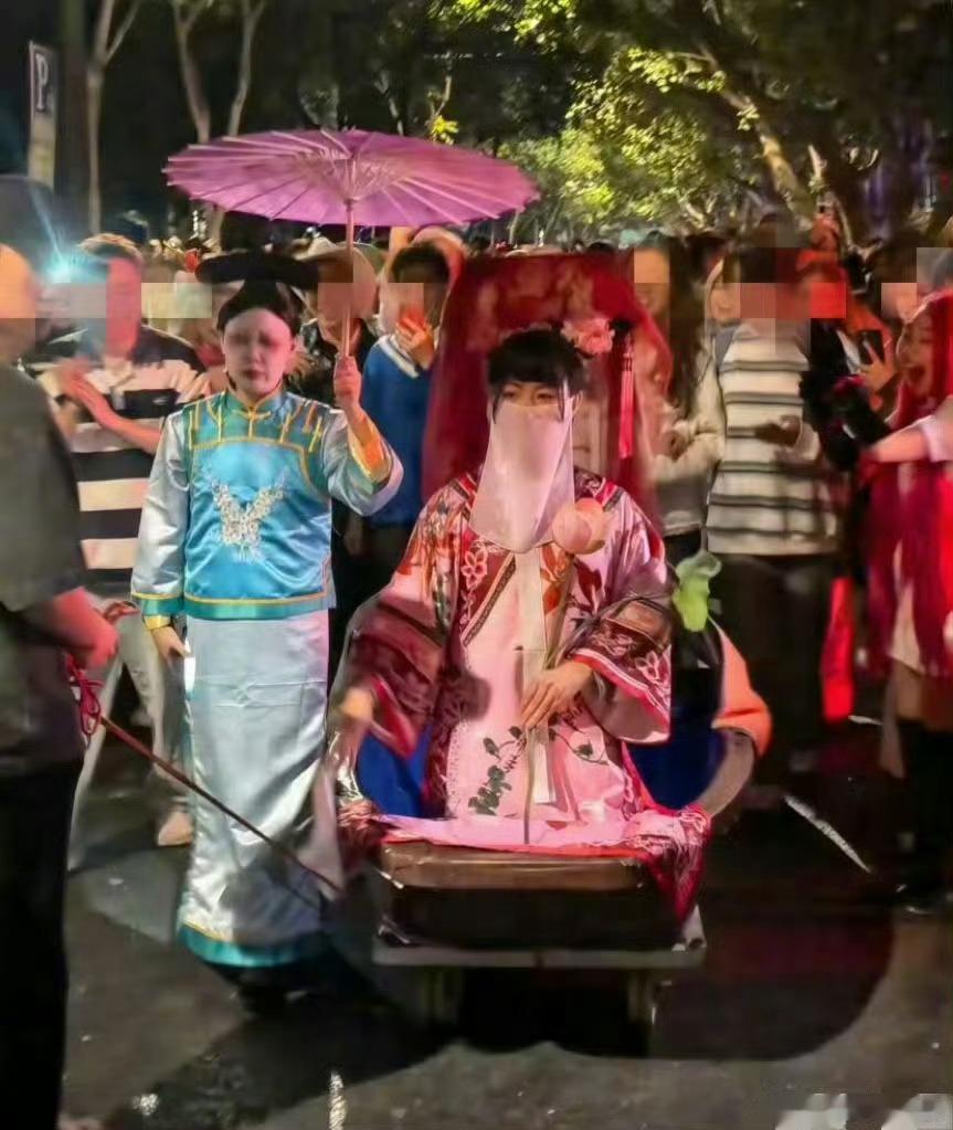 #娱乐[超话]##安陵容旁边的是谁#安陵容旁边的是谁，起猛了看到晴川给安陵容打伞