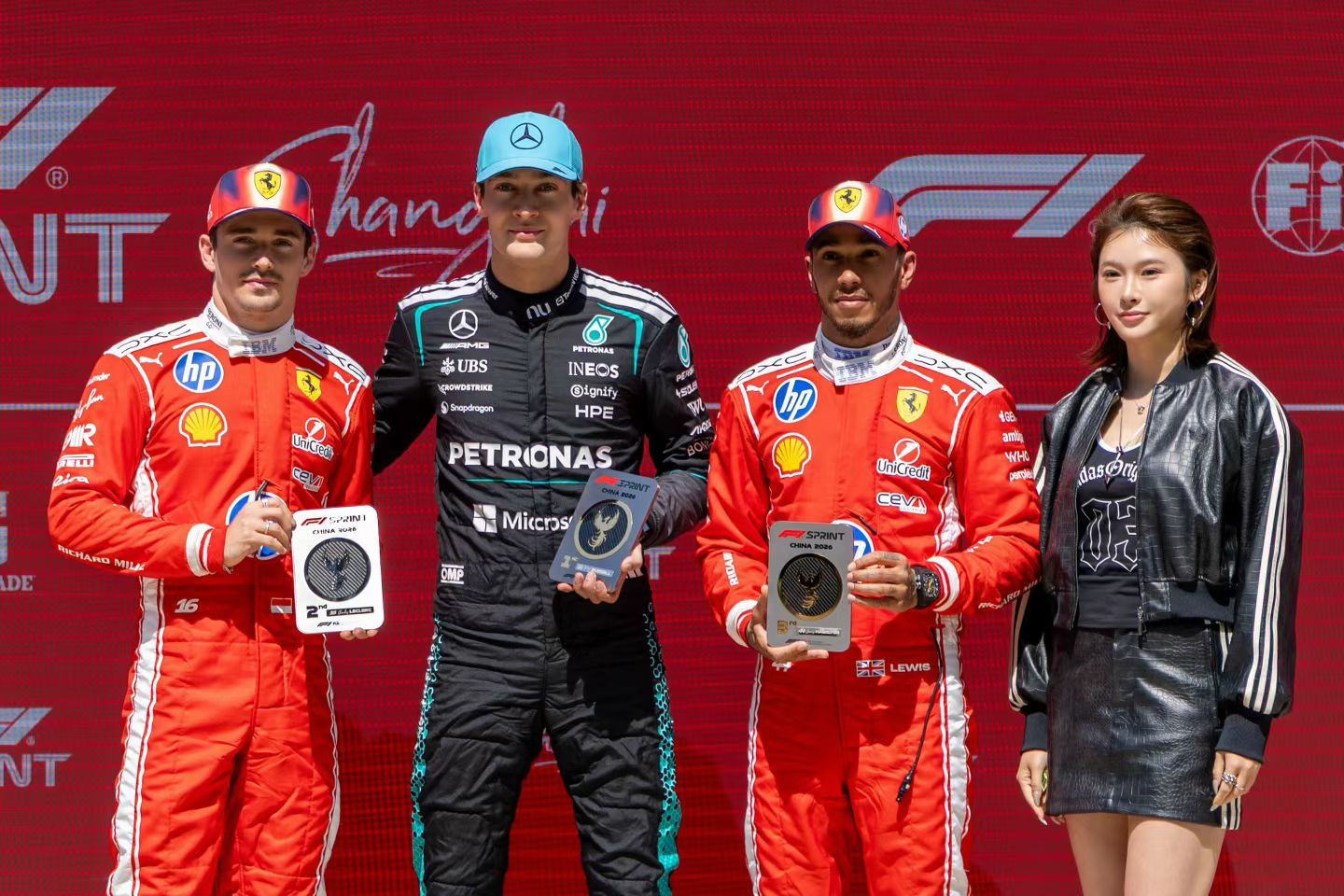 这个周末最火热的当属上海F1赛场，聚集了各路明星。中国田径最热的吴艳妮，给冲刺赛