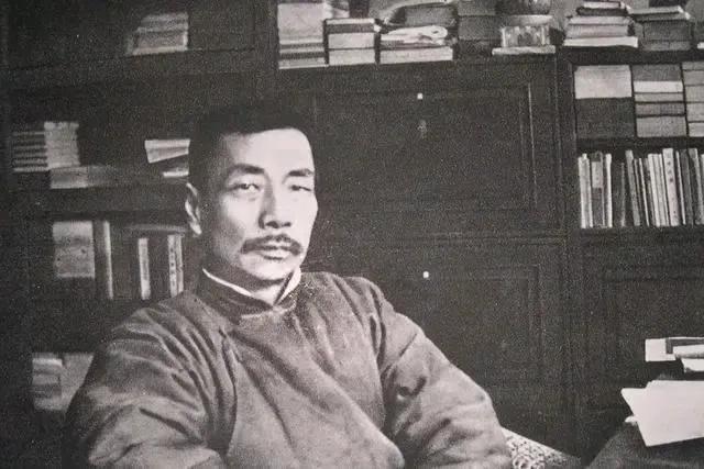 #如何用一句话证明你知道鲁迅# 鲁迅先生一生嗜烟如命，哪怕在病逝之前的一天，也在
