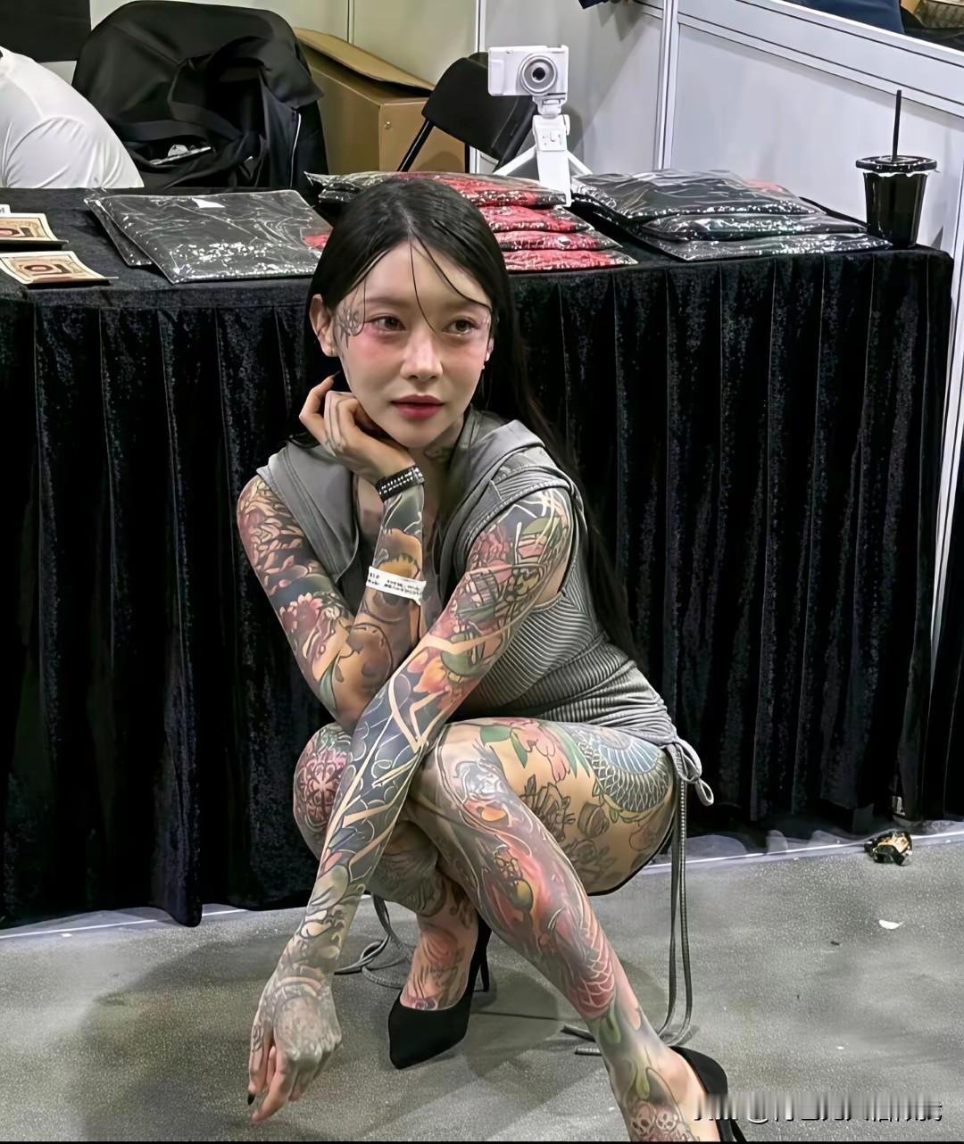 夏日生活打卡季这么漂亮的女孩为什么全身刺青，图什么呢？真的好看吗？这需要多大的毅