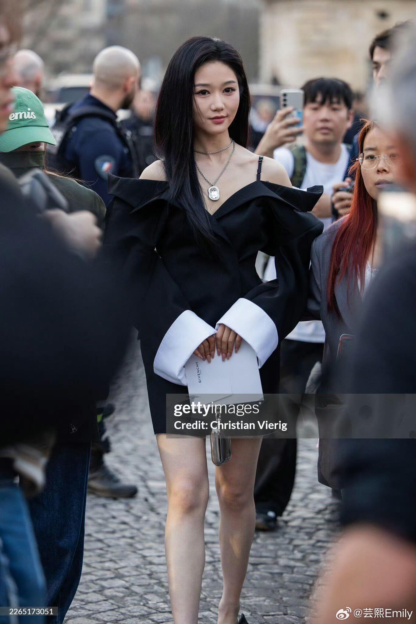 岳雨婷手拿邀请函亮相纪梵希大秀短国流量花岳雨婷在BALMAIN大秀风波后，身着黑