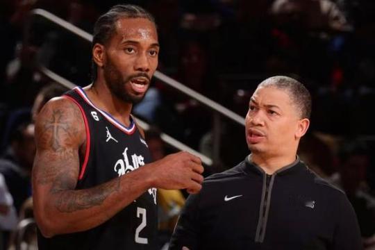 快船最好还是交易个锋线过来，用博格丹和布朗再加一次轮把大小乔其中一个换过来，再不