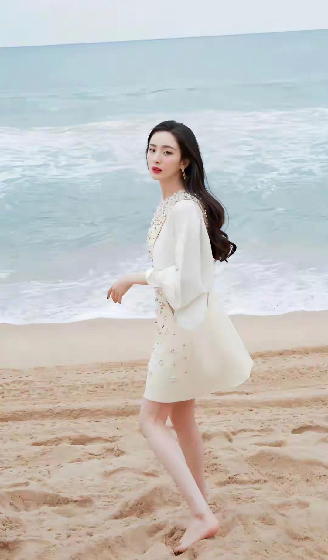 杨幂海边光脚丫超灵动！美得让人尖叫！ 
