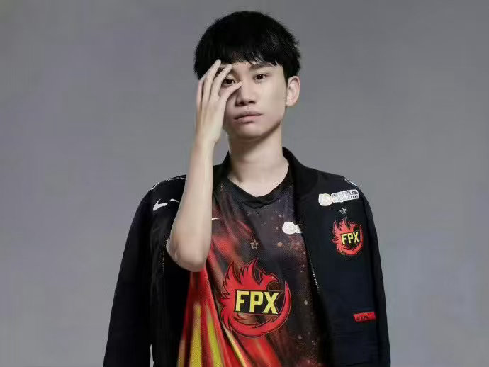 刘神嘴依旧很香甜，感觉lqs当解说也不错刘青松看Doinb直播排位Knight每