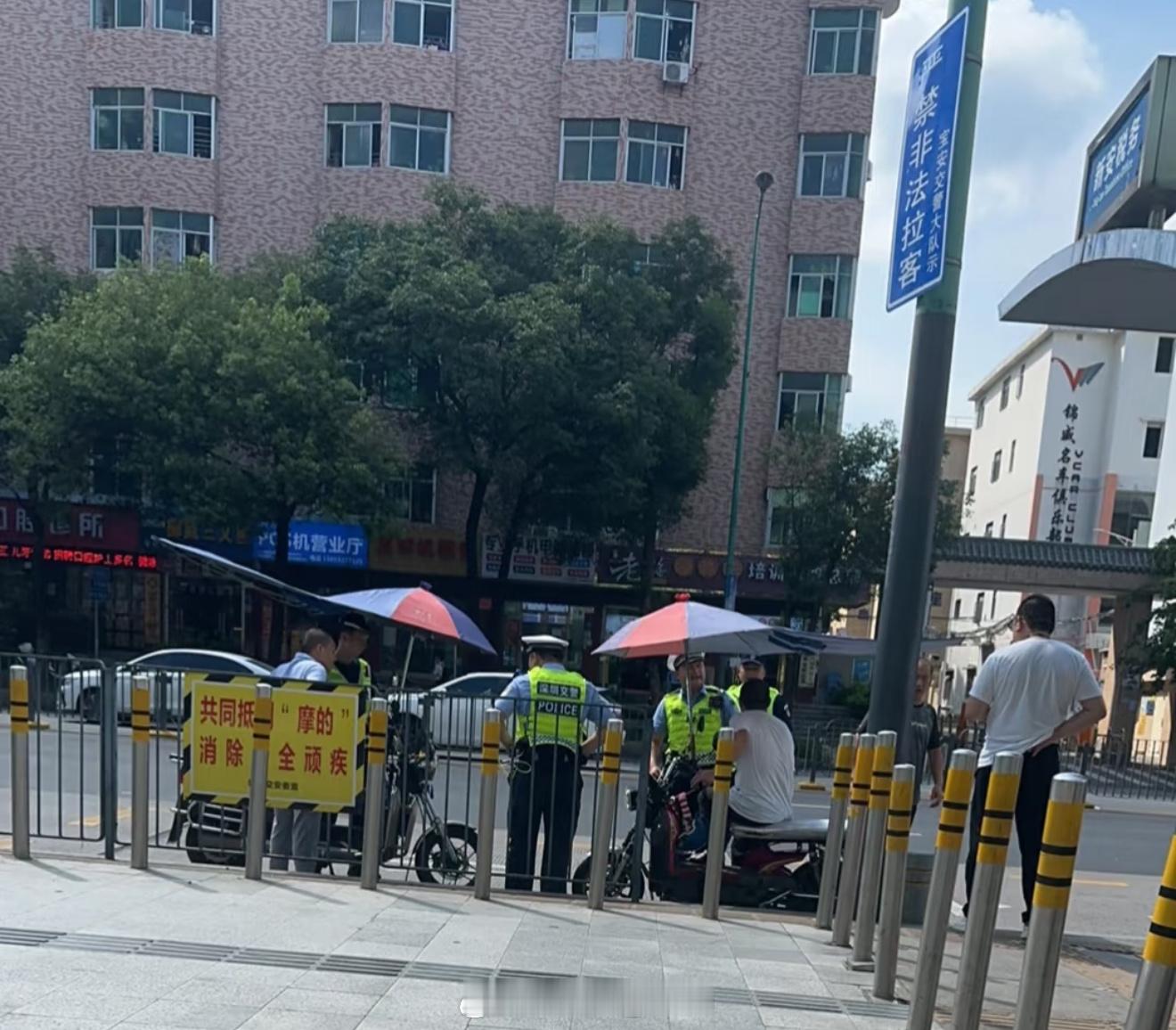 深圳摩的 昨晚看了那个视频真的太离谱啦[费解]什么时候都好也不能这么动手吧，真的
