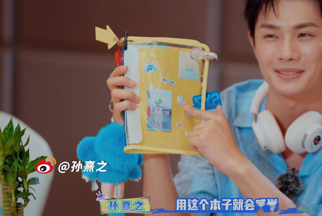 宇宙帮帮忙这段画面笑点和暖意同时拉满，好笑在于两人都一心想把店长位置推给对方，暖