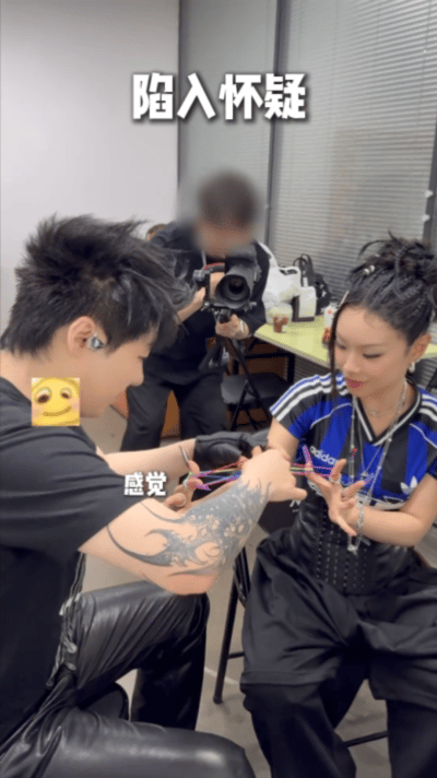 TizzyT演我和闺蜜小时候 舞台上魅力四射的rapper导师们，后台围坐玩翻花