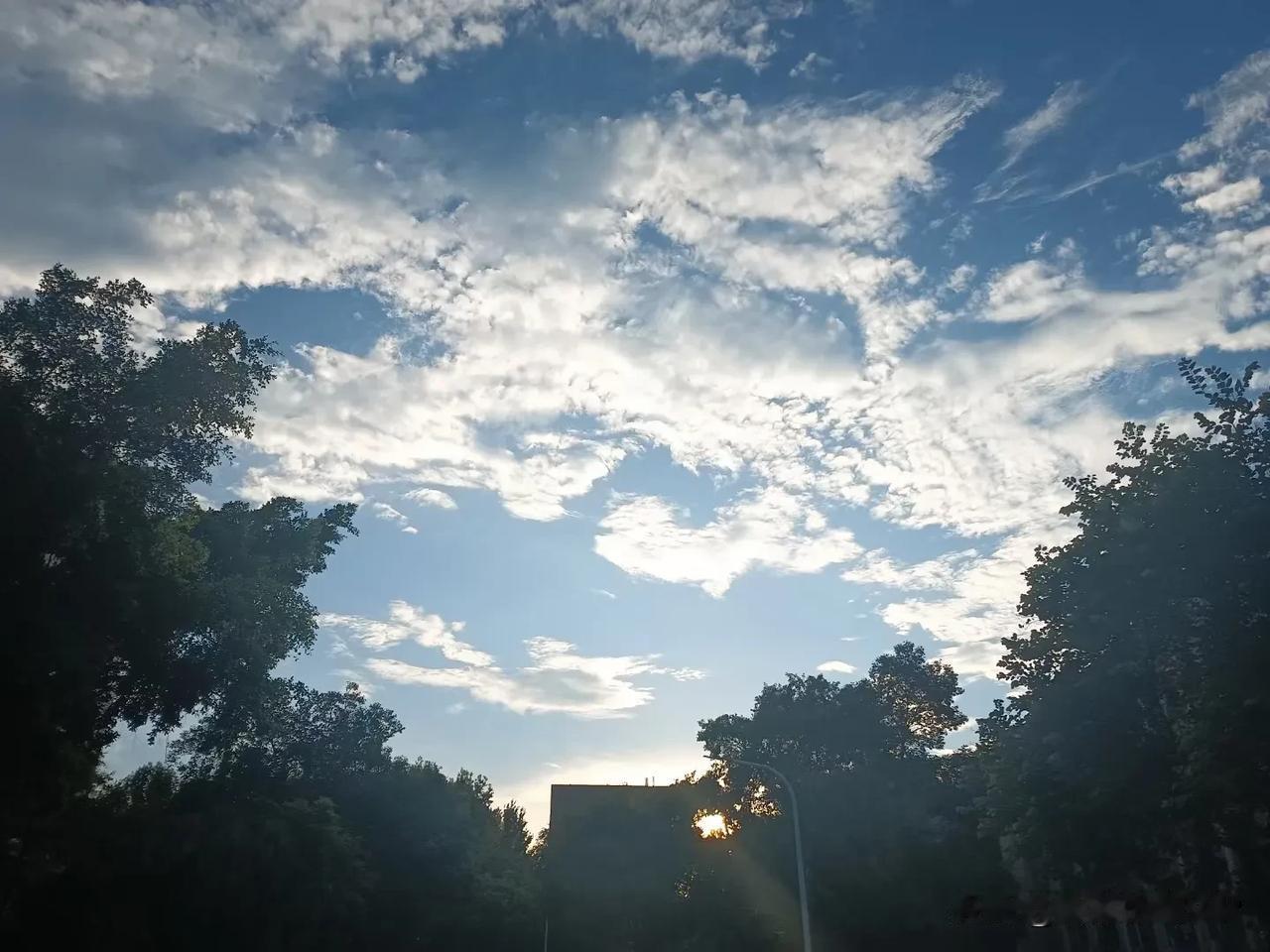 这几天学校的天空---也叫培正天空。哈。培正天空，这可是多年前微博流行时期，培正