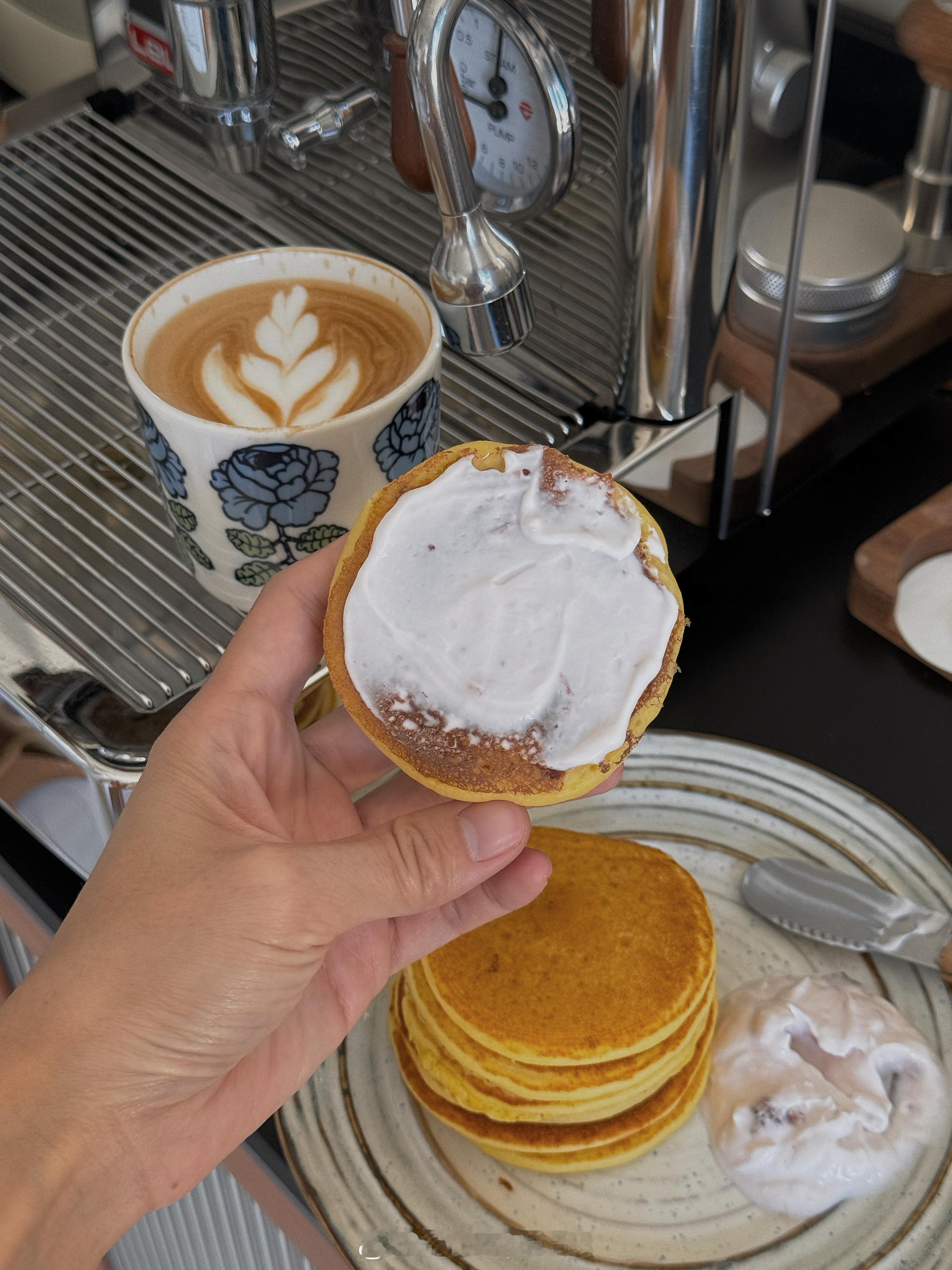 今日份早餐加了坦桑尼亚巧克力的摩卡☕️&包谷粑粑配酸奶生活的模样我的美食日记早餐