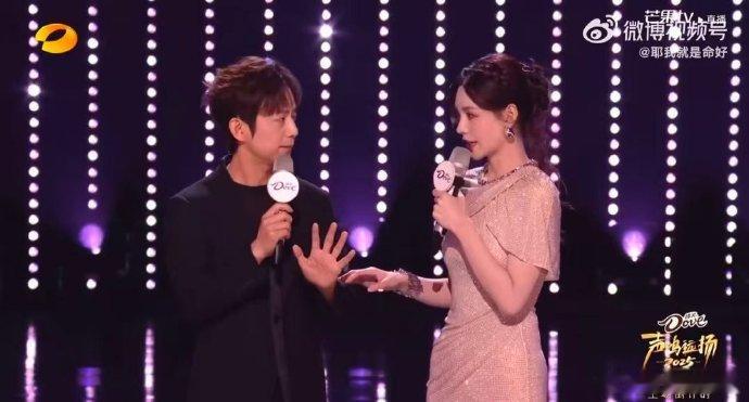 何炅 这是直播不是重播声鸣远扬直播何老师和梦辰的直播互动，把声鸣远扬的惊喜感直接