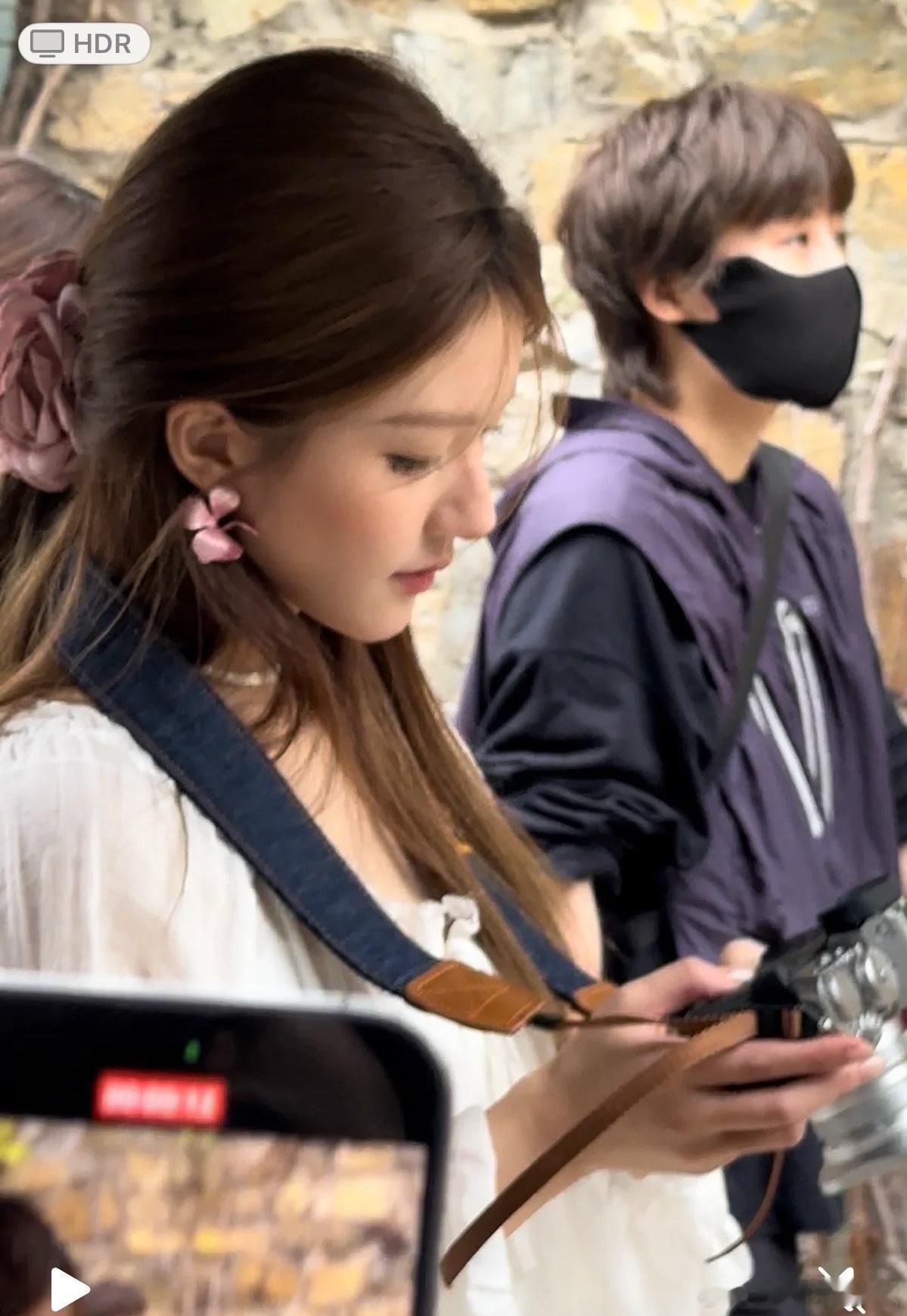 please call赵露思生图的神。 