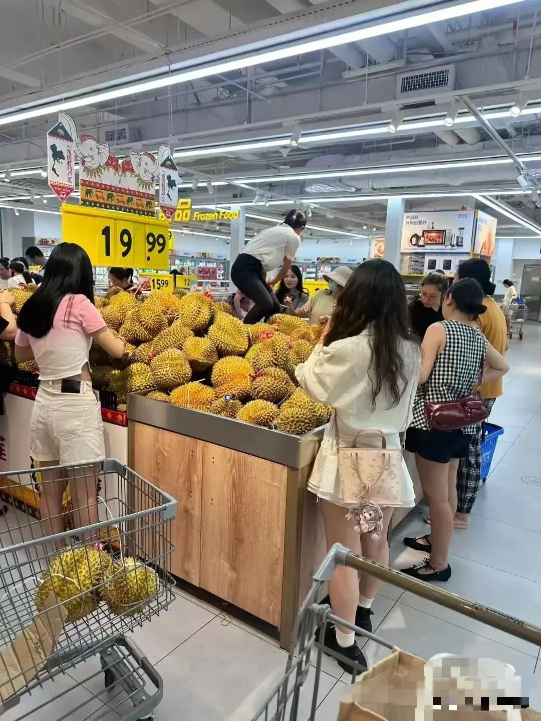 发现没！买榴莲的基本全是女的，他们吃的是身份，是财富。如果榴莲八毛钱一斤，他们会