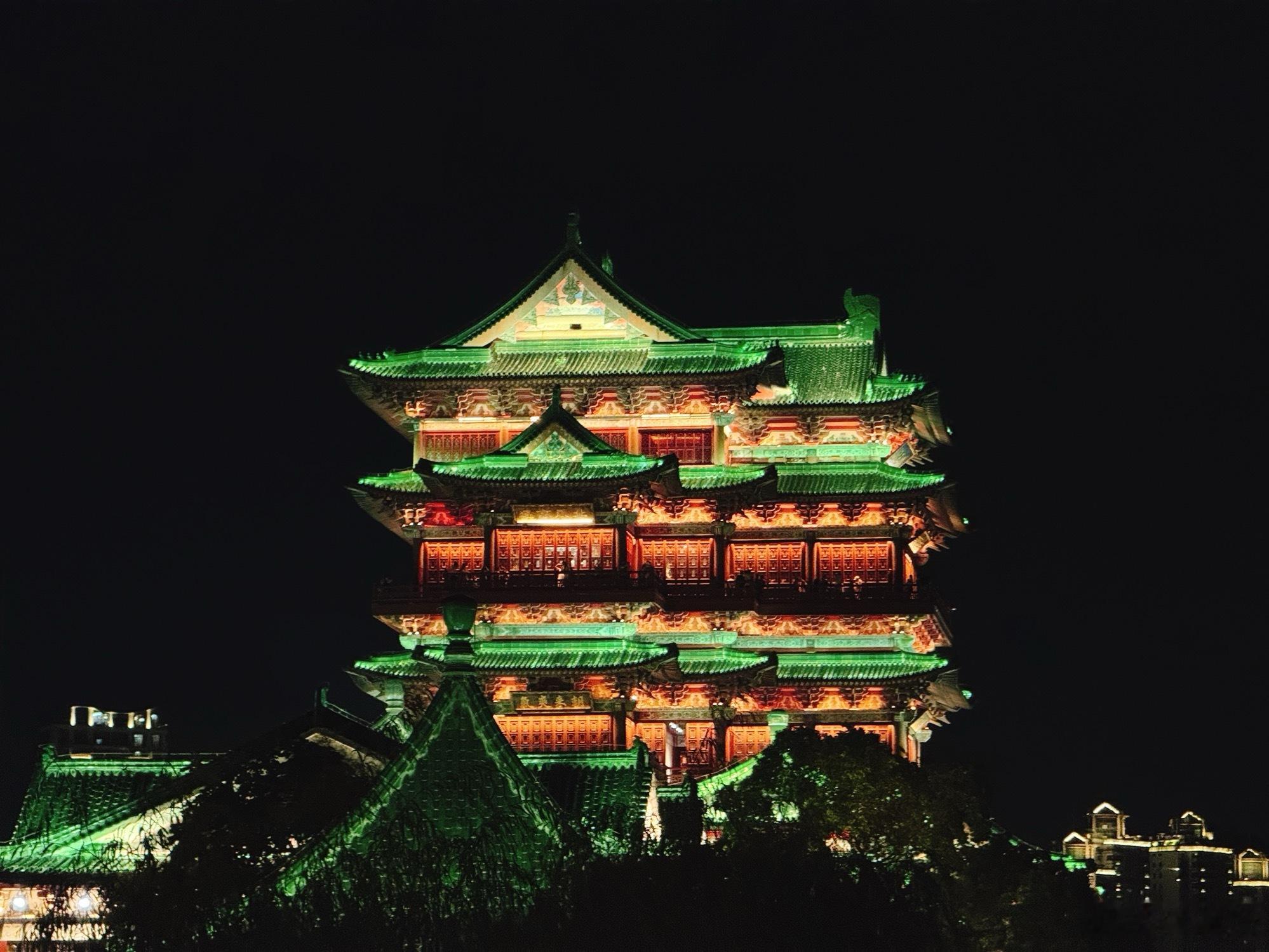 夜游滕王阁，红墙绿瓦，沐着灯光，沉静如旧信笺。沿赣江步道慢行、两岸灯火碎于江面，