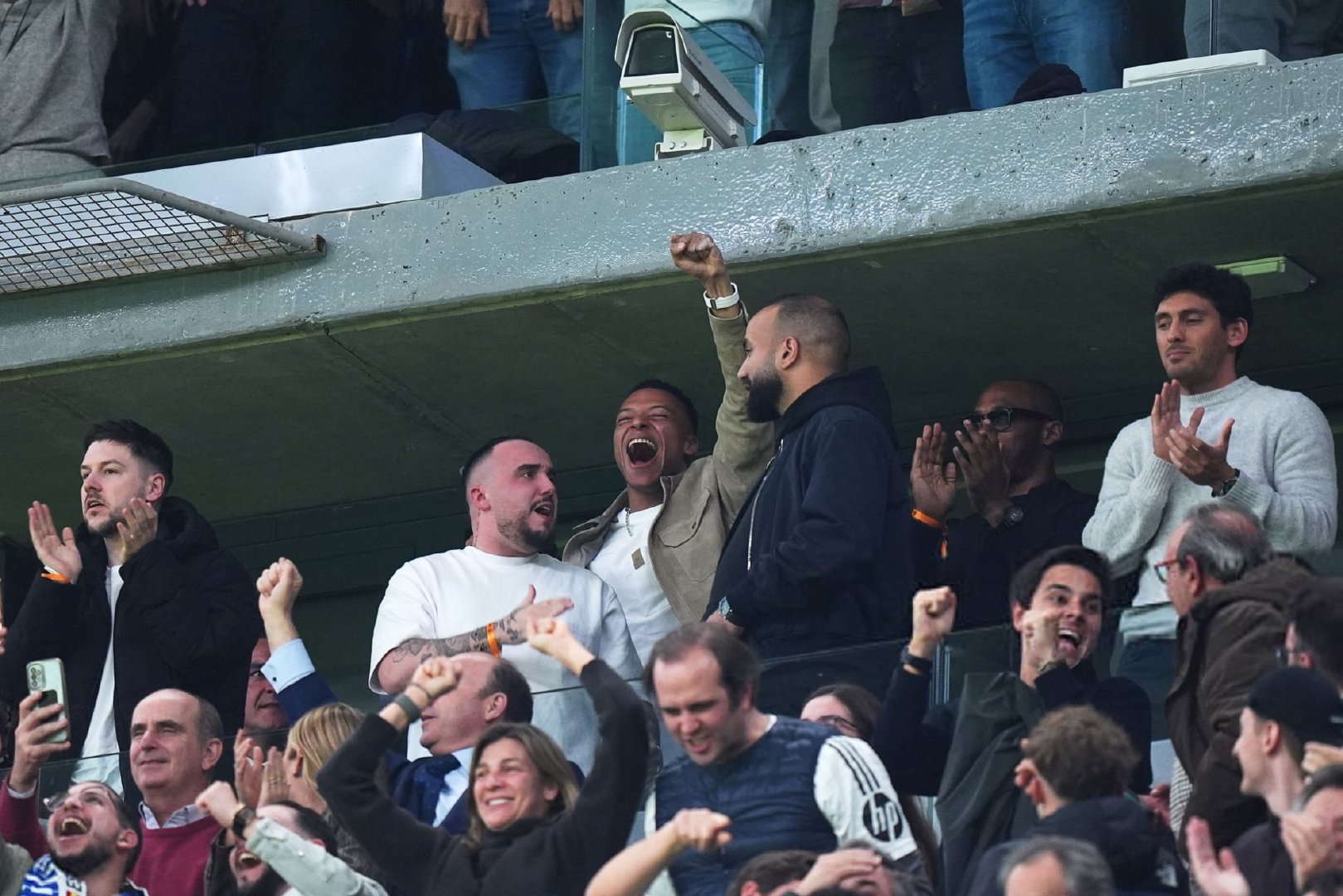 本赛季欧冠最佳射手姆巴佩在看台上为球队欢呼🎉欧冠联赛 皇马vs曼城 halam