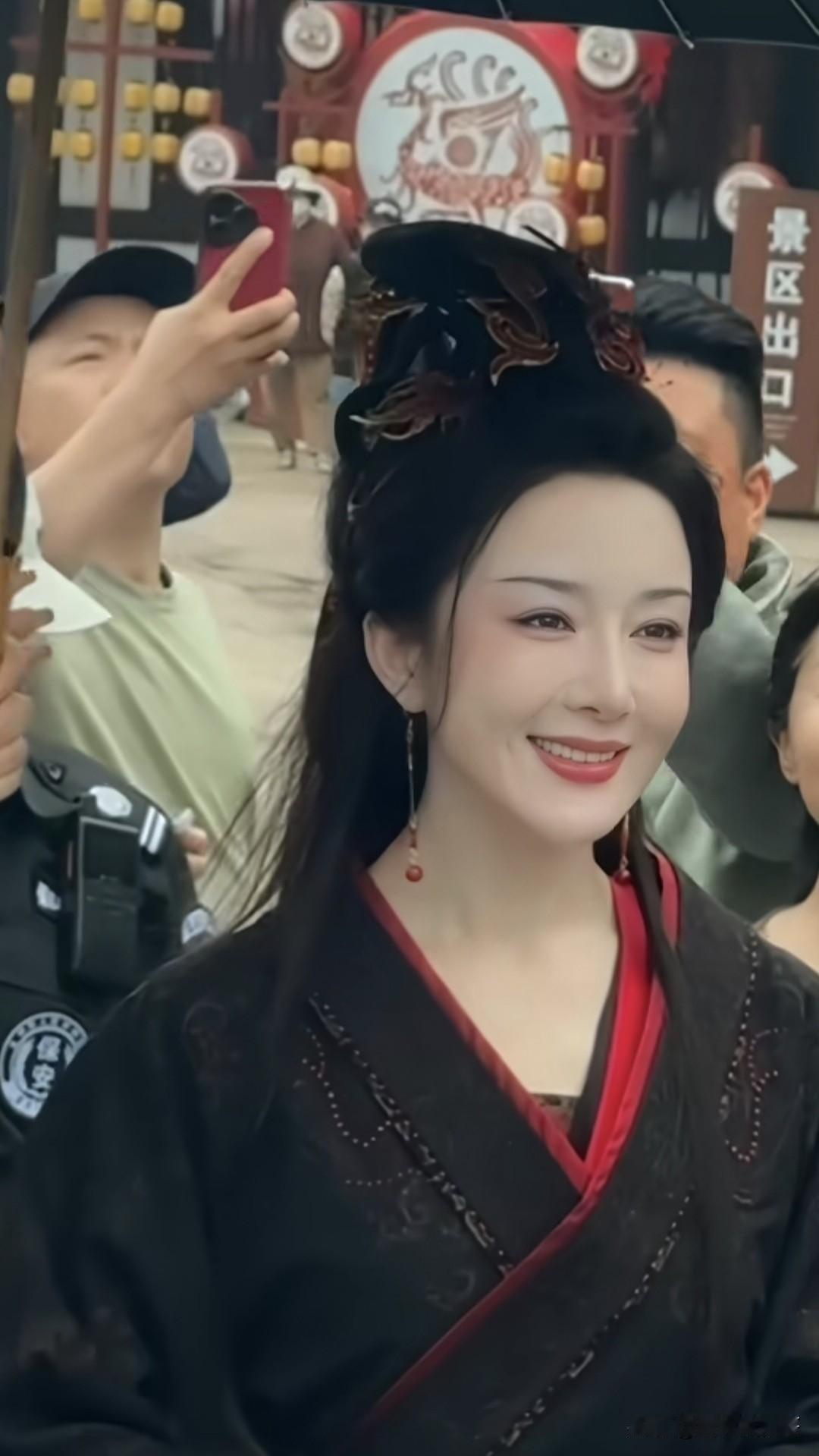 还得是宿迁文旅给力啊！李依晓的这次宿迁之行，除了跟楚园的“霸王”合影，还观看了当
