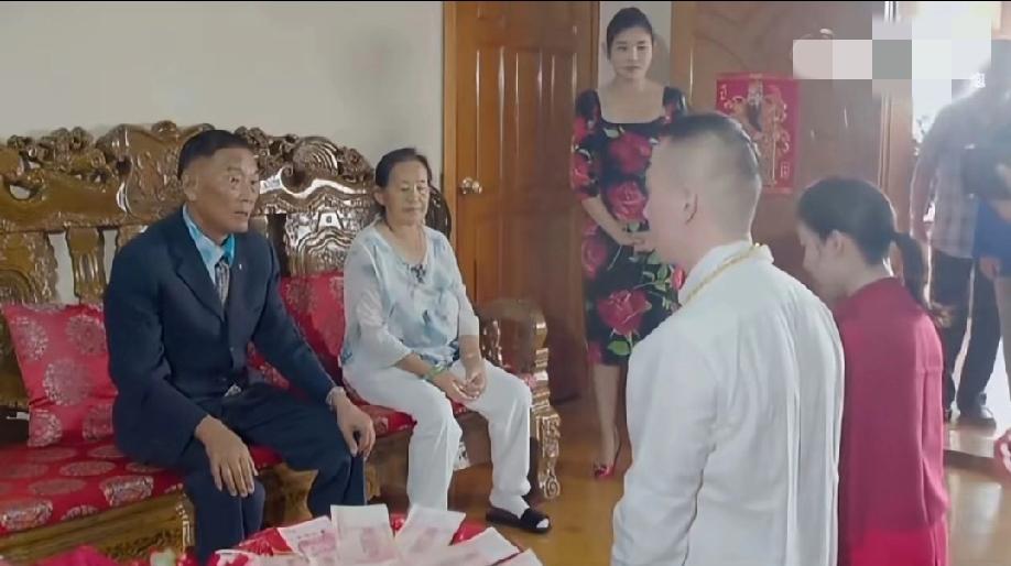 白所成是十足的两面人，在家一套嘴面，在外一套嘴面。在女儿结婚当天，他让女儿女婿跪