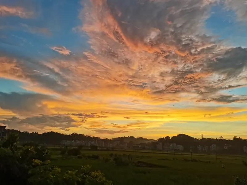 小时候，心里揣着个世界，看谁都像朋友，话恨不得全倒出来。后来，也不知道具体是哪件