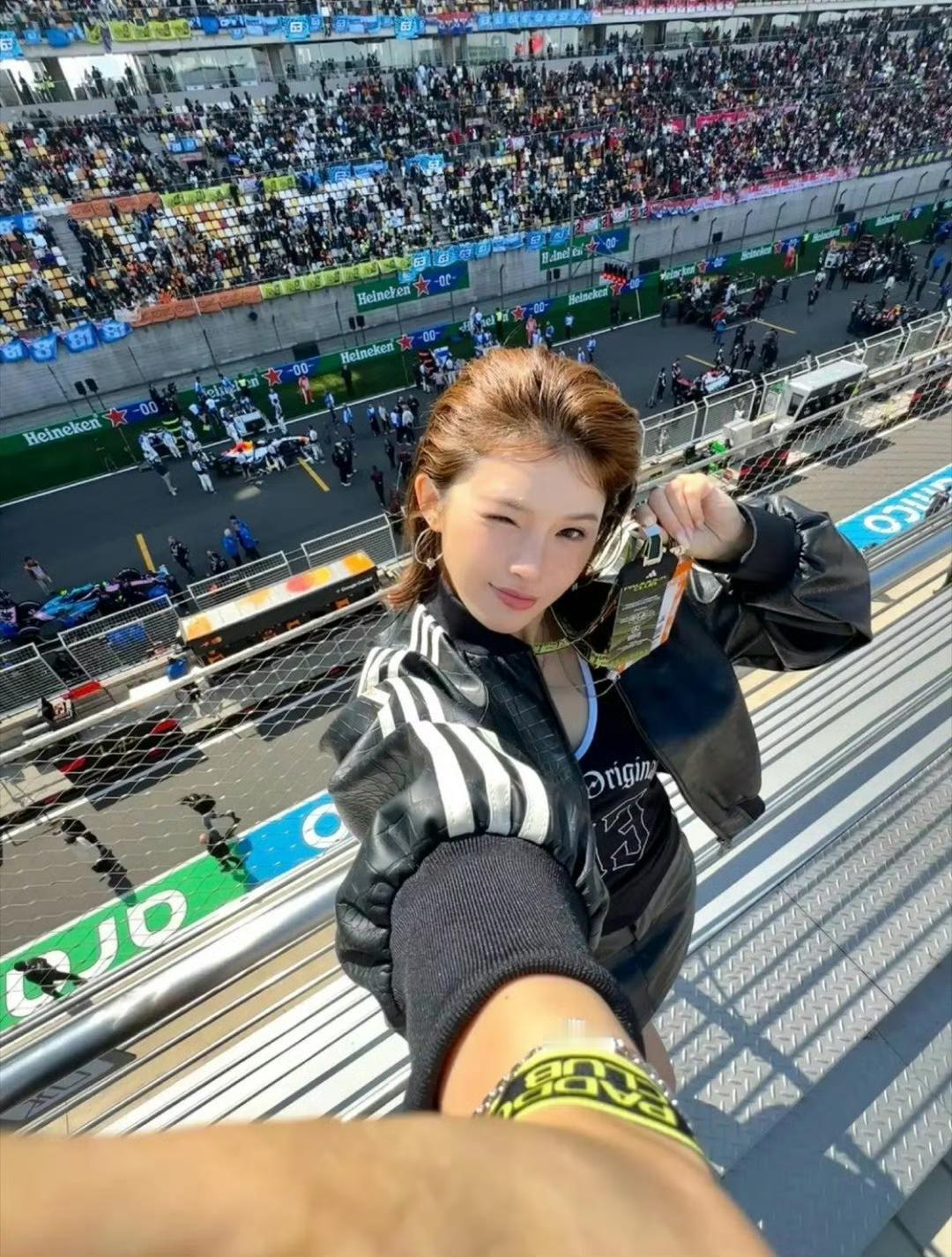跨圈打卡！吴艳妮现身上海F1赛场，运动员视角解锁速度与激情
 
田径名将吴艳妮惊