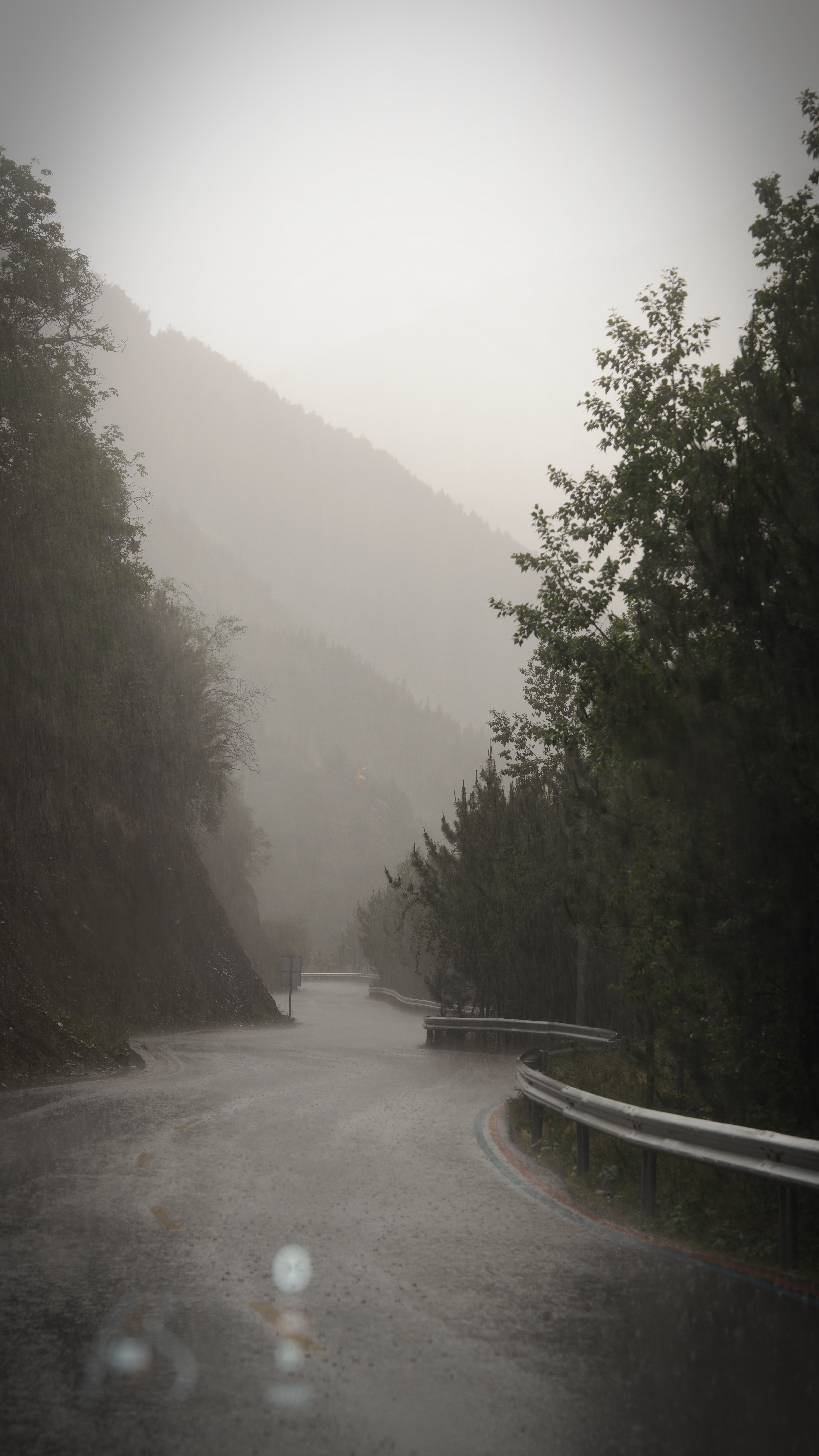 上一分钟还是大太阳，下一秒倾盆大雨 阿坝