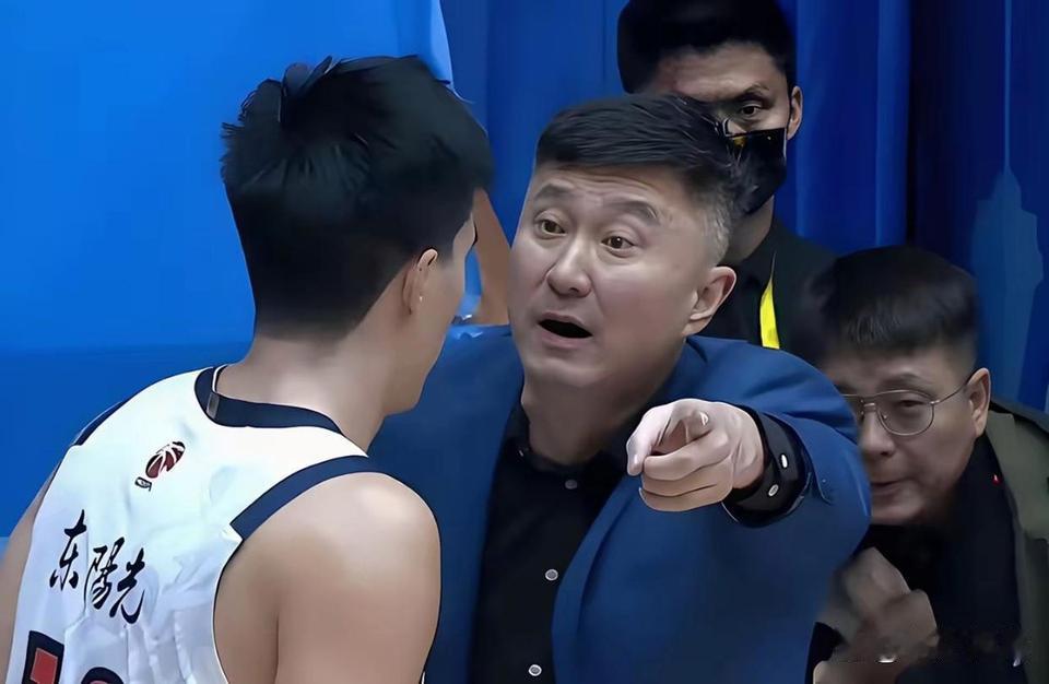 球票40分钟抢空，老板赛前承诺双倍奖金。
赢球就发钱，多直接。
全场12000人