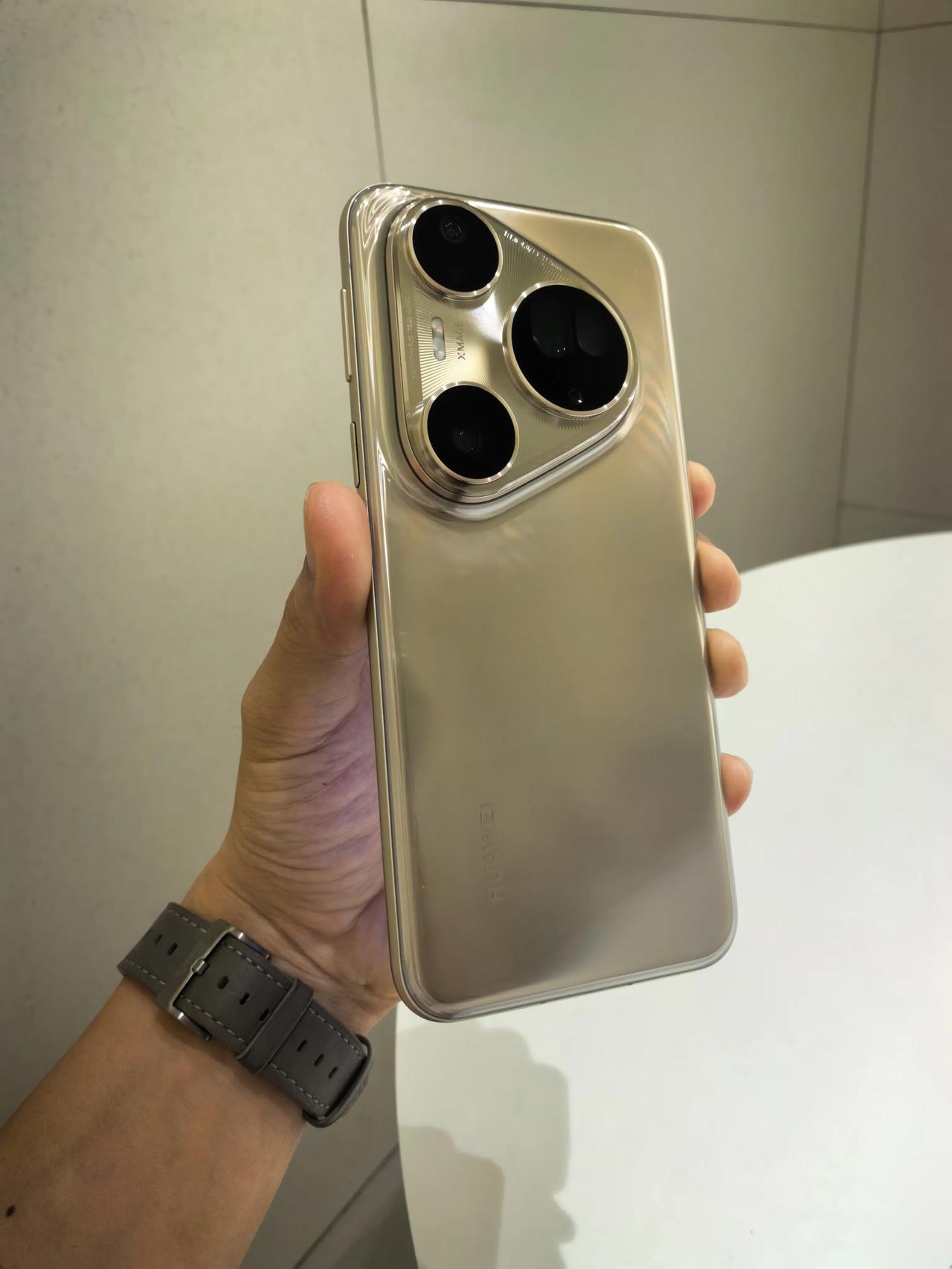 华为 Pura80Ultra，流光金，好看！！