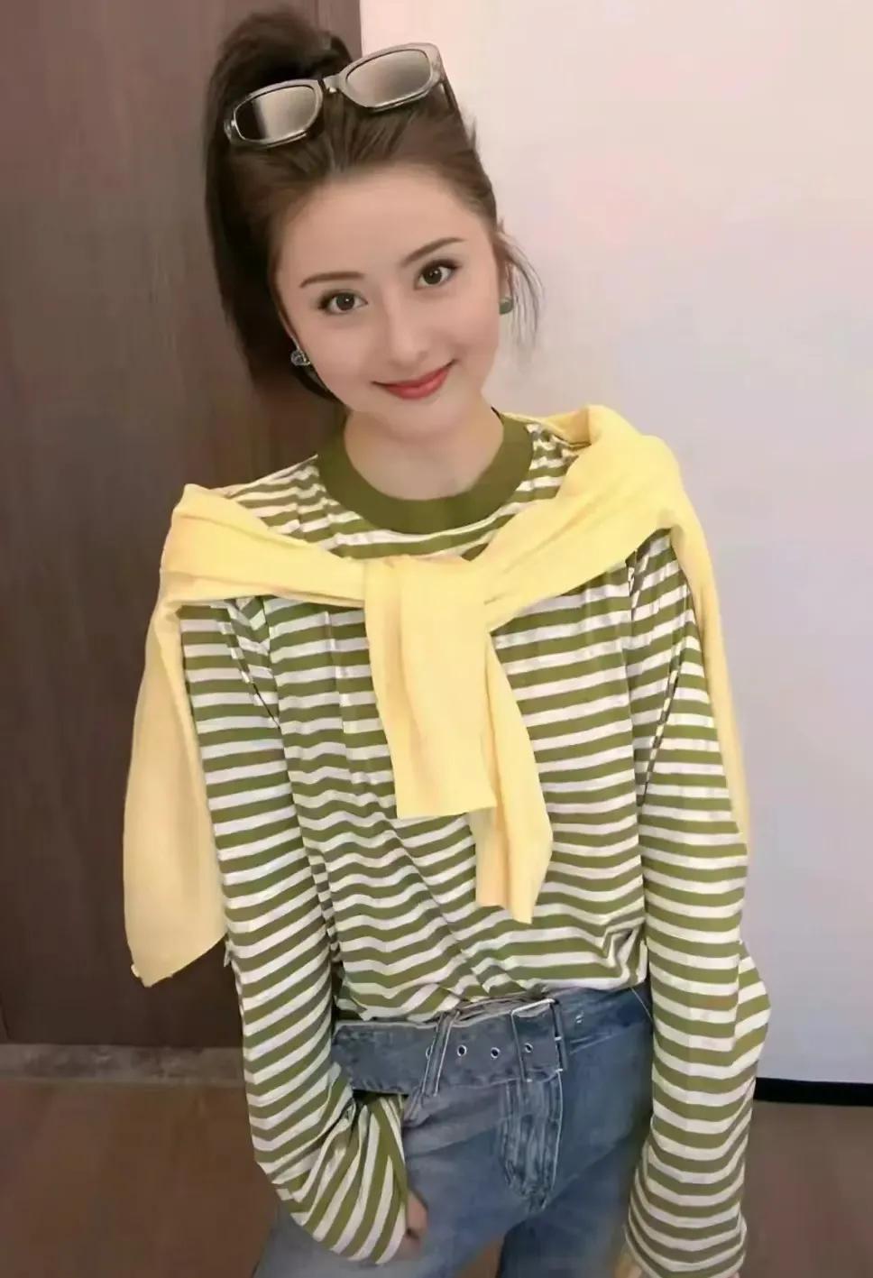 在那个不经意的瞬间，我感受到了他的温暖，那种温暖如春日阳光，轻轻绕过她的心头，留