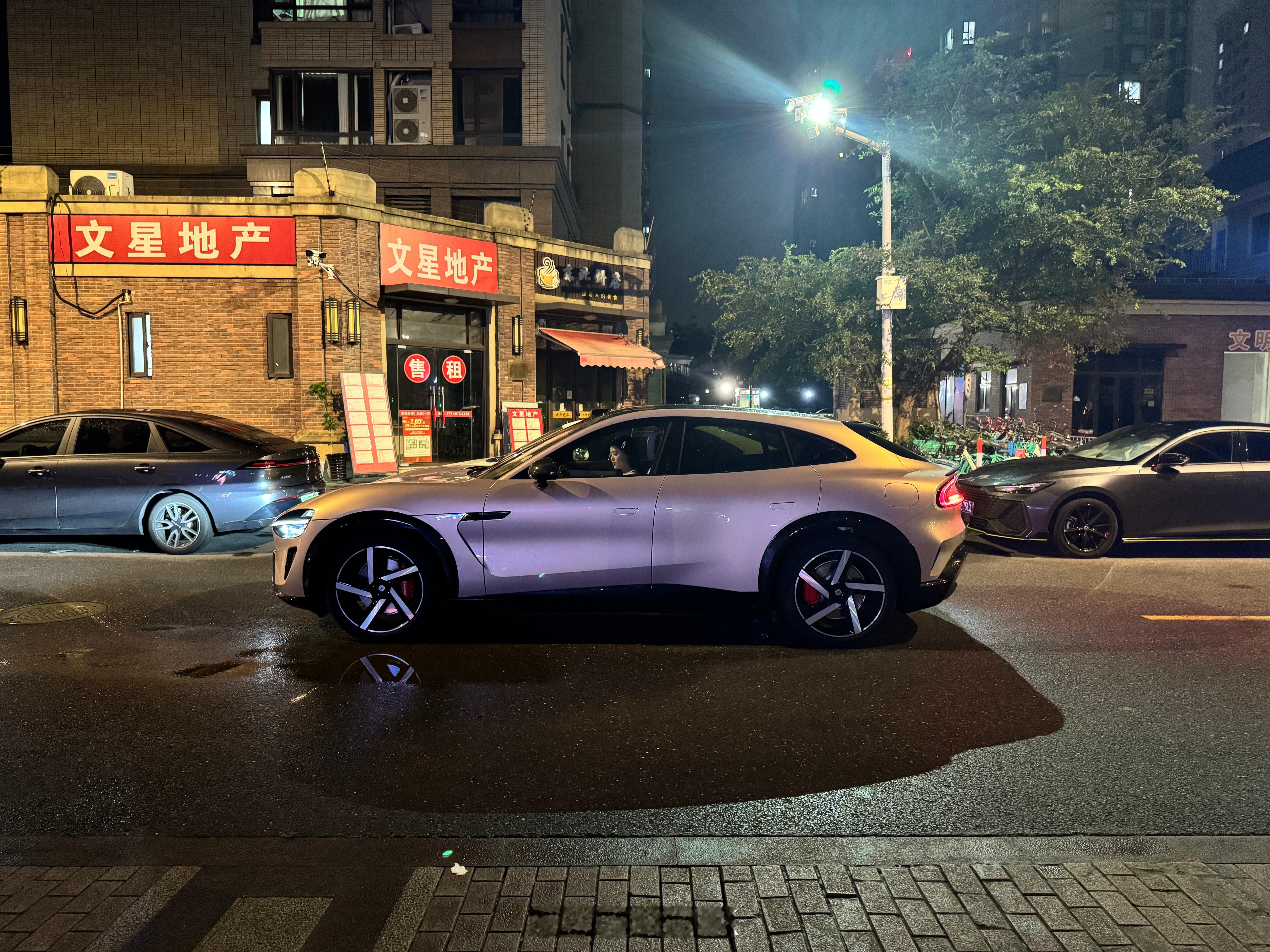 底盘真好、NVH也非常好；但对城市用车来说，这车真的有点太大了！女生真的能轻松驾