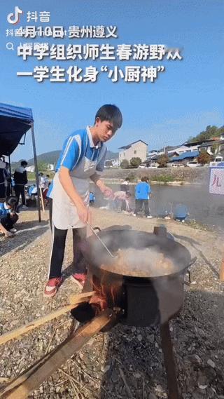 这才是真正的素质教育。贵州一中学春游，一名15岁男生化身小厨神，“一道大锅爆炒啤