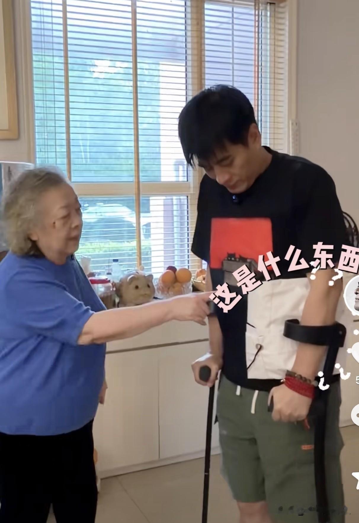 演员陈龙，拄着拐杖拿着一个超大号的袋子，去79岁的妈妈家里，做了一件很多儿女都不