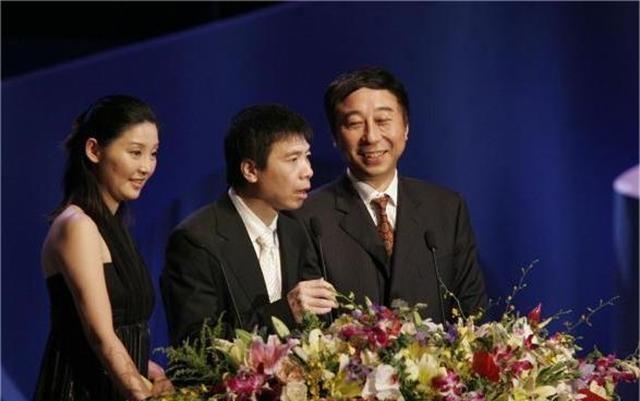 1992年，冯小刚与前妻的女儿唇腭裂，四处筹钱做手术，求助无门的冯小刚只好将希望