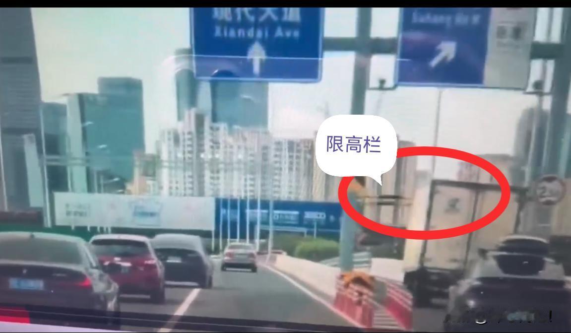 万幸，人没事！
       车在路上走，祸从天上来。苏州一高架桥上，一部货车撞