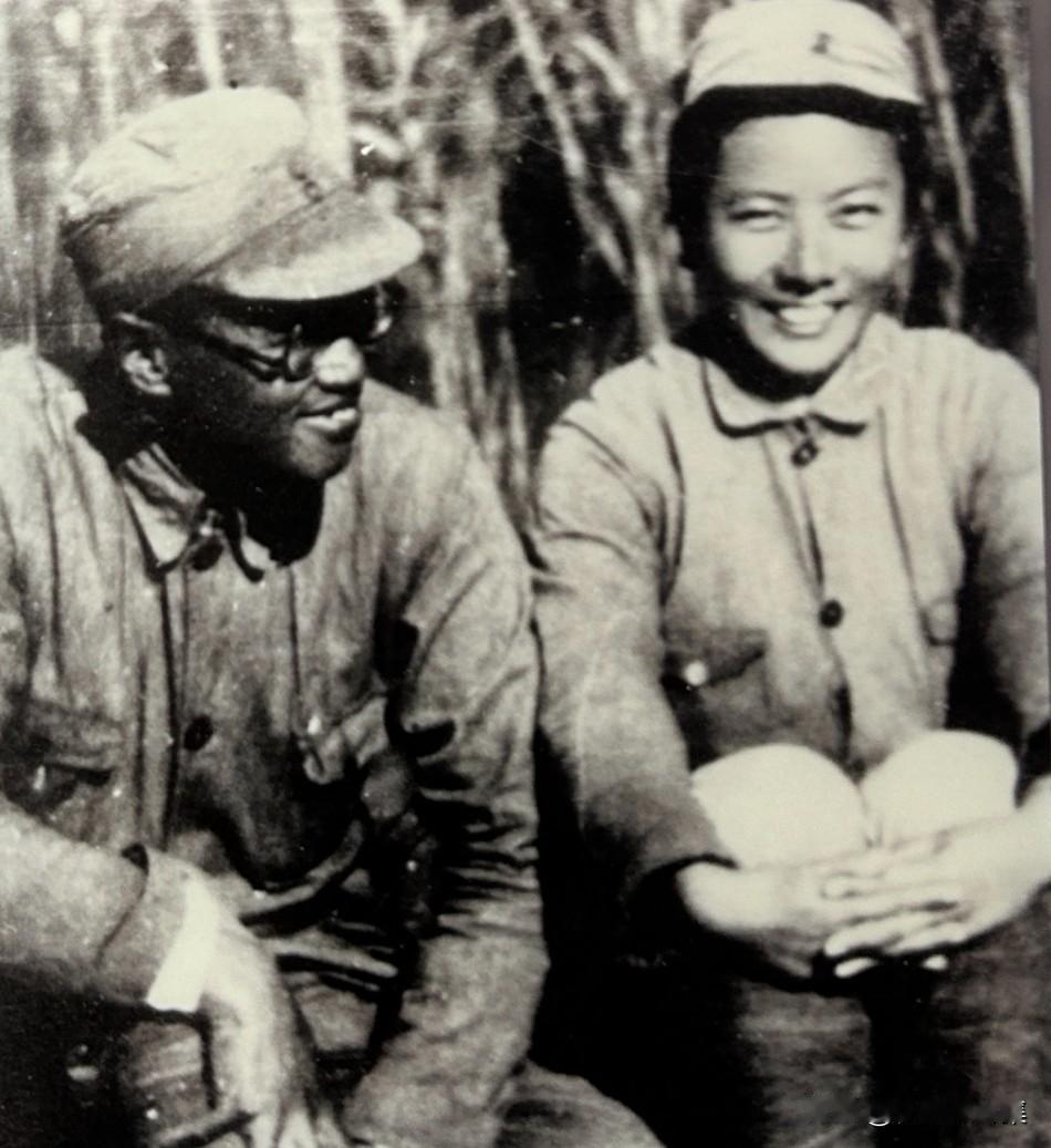 抗战时期，钱俊瑞与夫人何文在一起合影。1940年7月，钱俊瑞随叶挺军长自重庆到皖