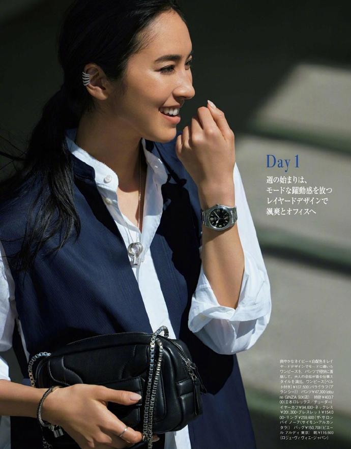当代职场女强人，都爱穿“藏青色”，威严、时髦又高级！

当代女强人，穿当代的藏青