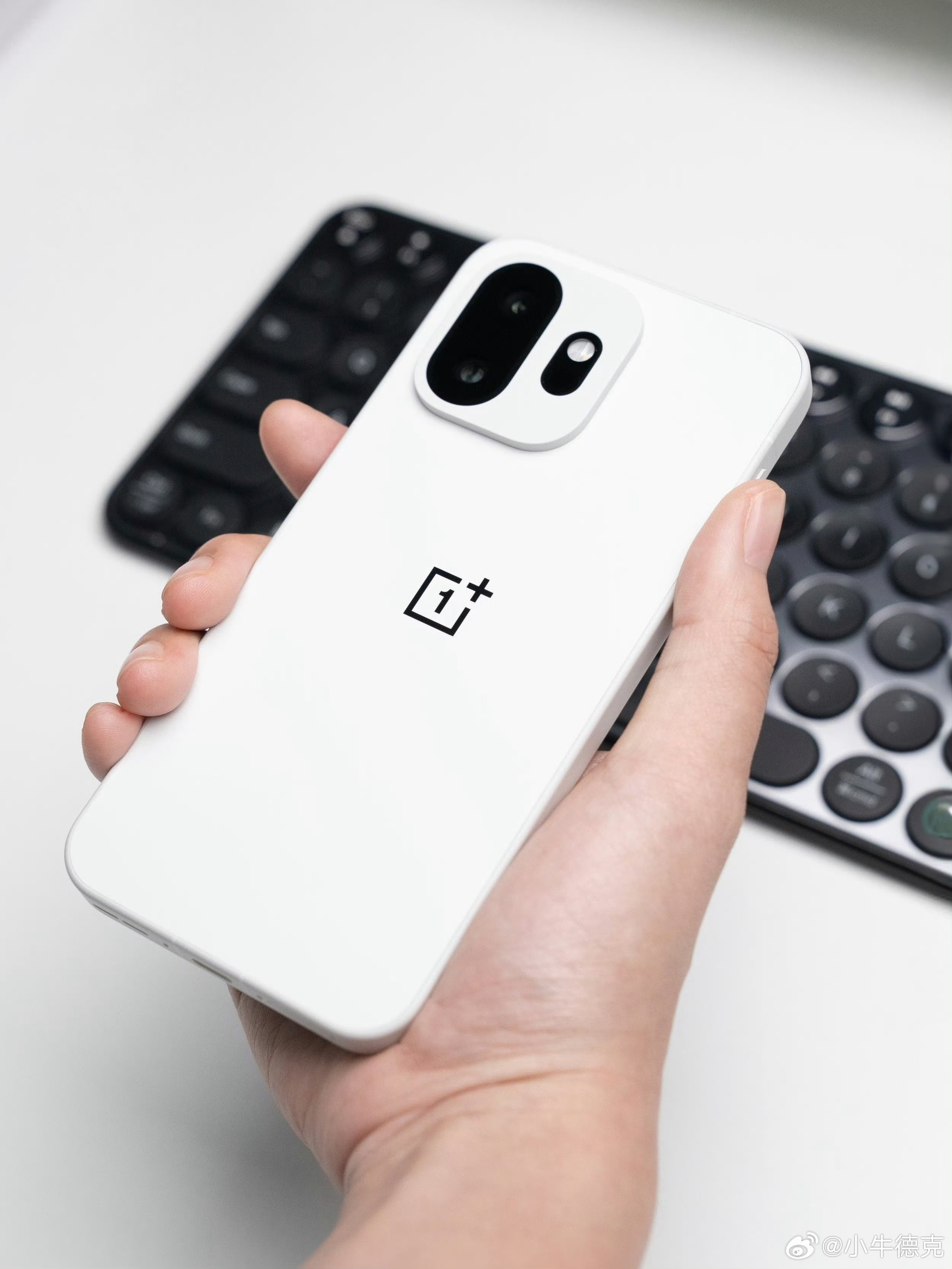 今年存储涨价，对换手机计划影响真的太大了。比如我，一眼就被白色一加15T戳中，颜