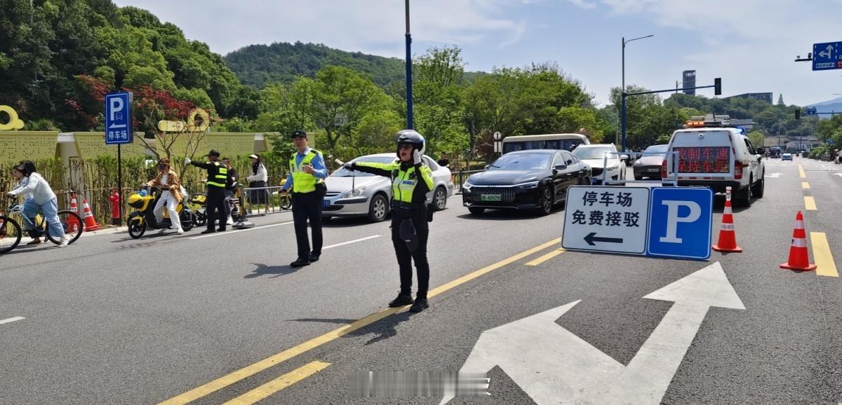 宁波五一返程高峰易堵路段速看 “五一”假期第三天，部分市民提前返程，景区交通压力