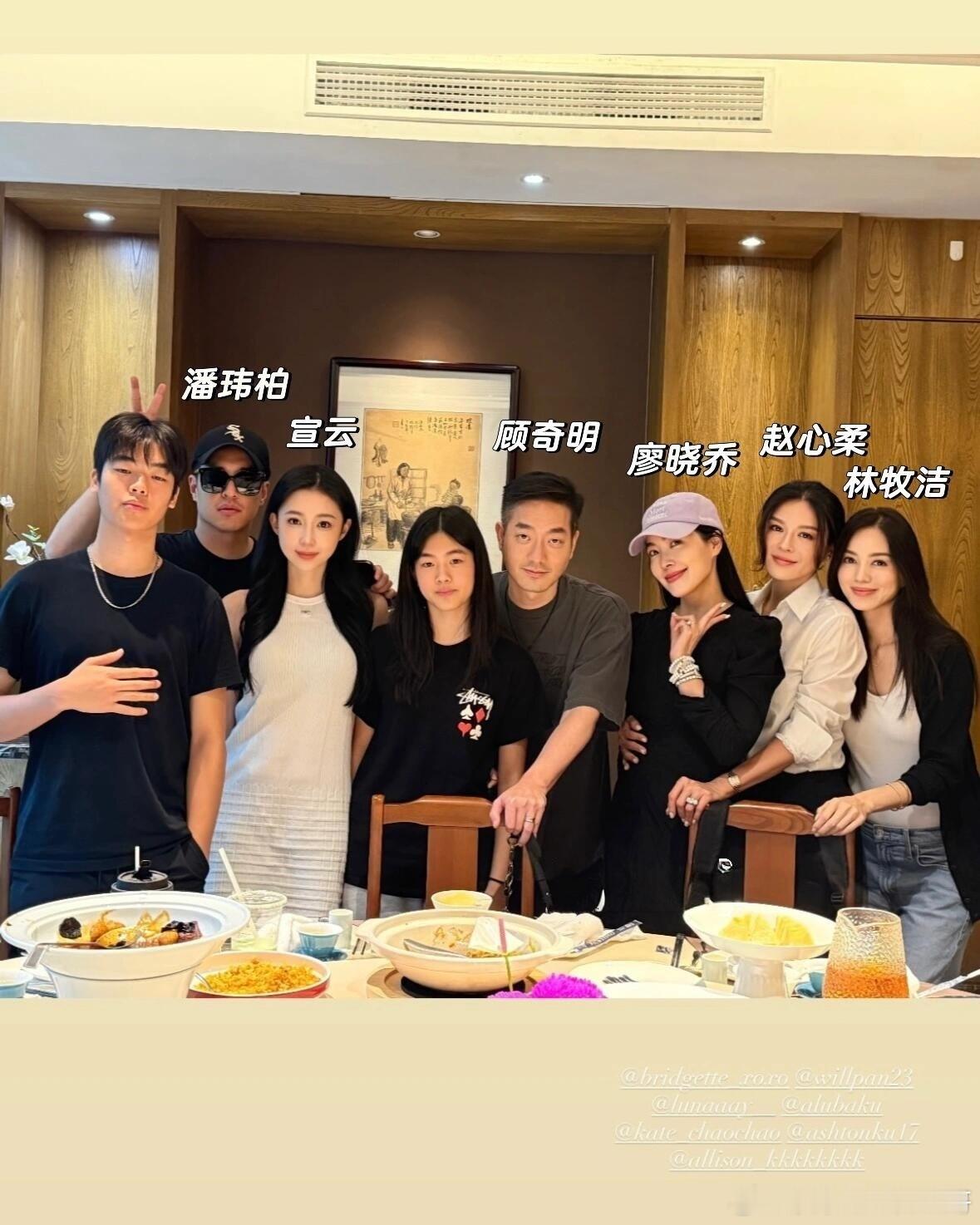 潘玮柏宣云招待好友潘玮柏宣云宴请好友 潘玮柏宣云久违同框，夫妻俩一起招待来上海看