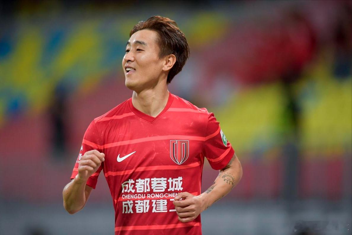 韦世豪现身训练场，对于成都蓉城来说是不错的消息。另外，有消息称海港首席射手莱昂纳