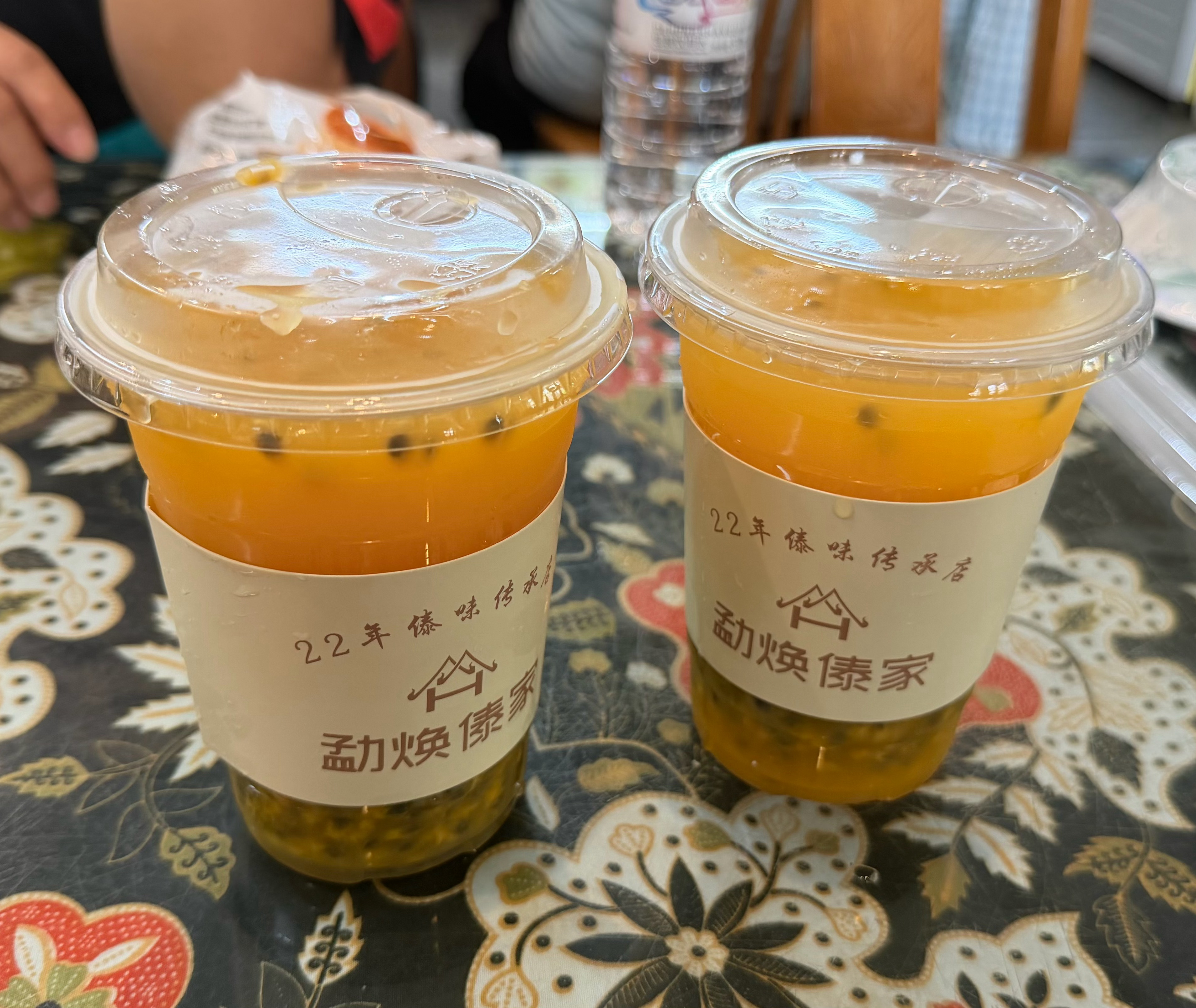 想尝下德宏的撒撇，找了家老店：柠檬撒、佐料牛肉锅、香茅烤鱼、水腌菜洋芋，配的野菜