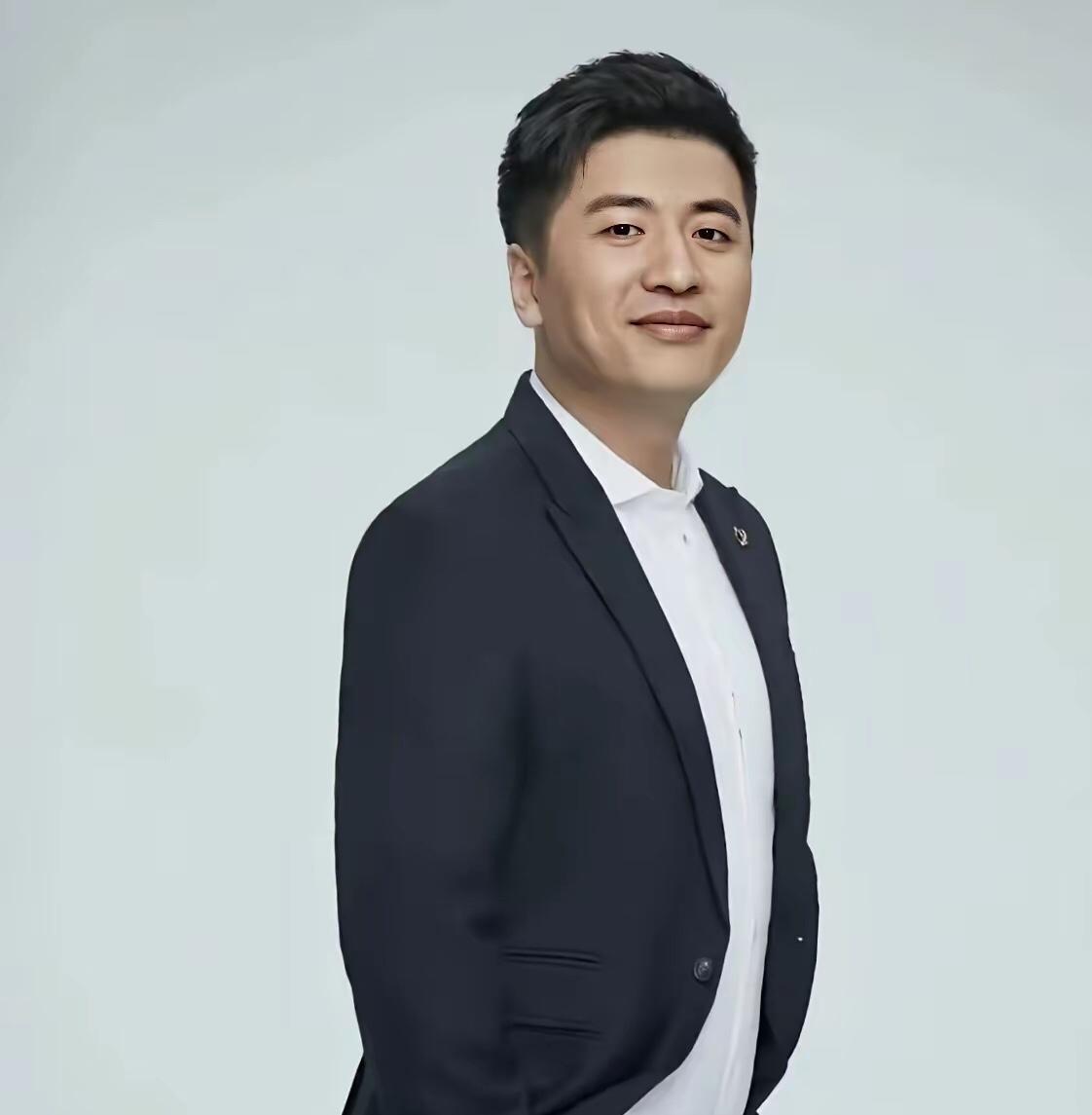 41 岁的张雪峰就这样去世了。他的去世令他家里的奶奶和妈妈都难以接受。

他的父