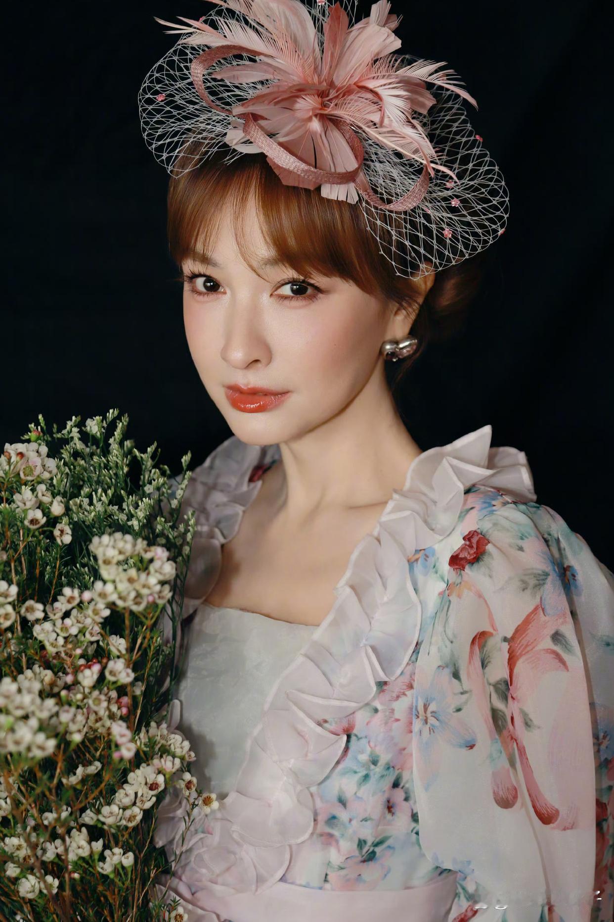 1.黄景瑜这几年算是半个资本，自己做老板签约艺人的同时，还会主动带着新人寻求资源